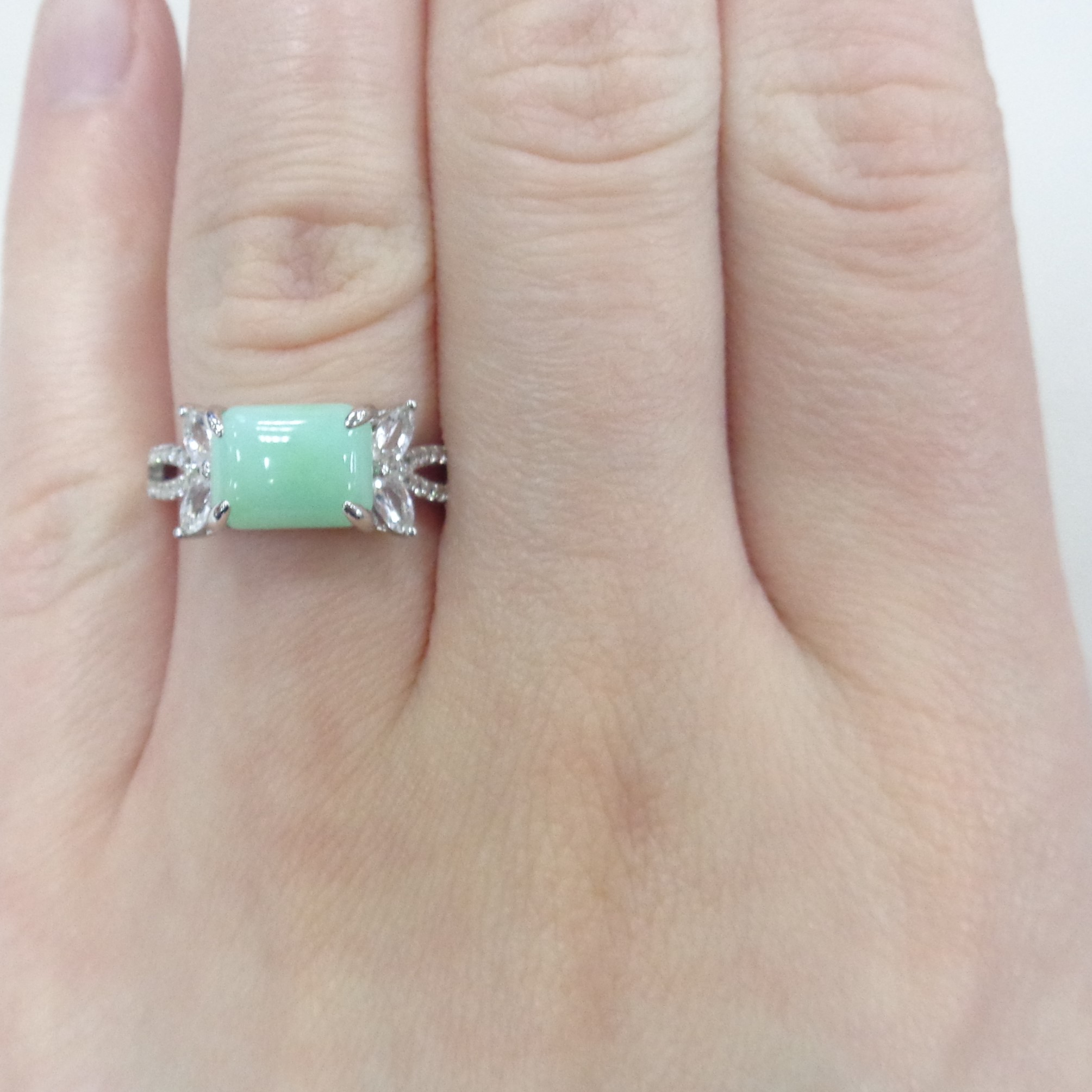 Серебряное кольцо с зеленым халцедоном